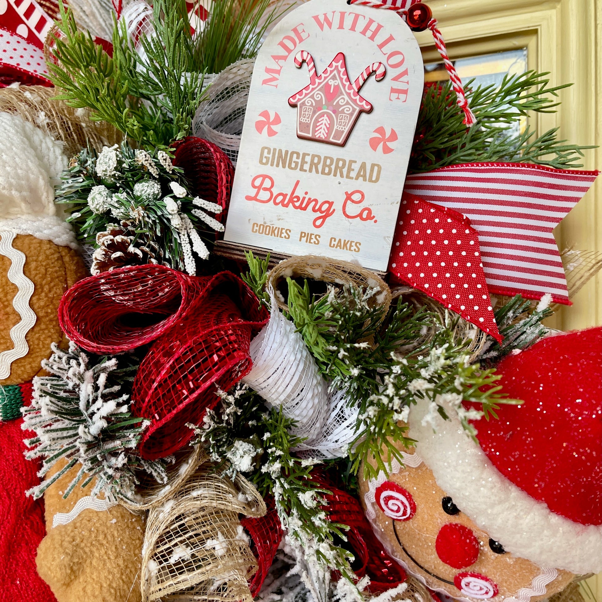 Christmas wreath with gingerbread theme and decorative tag.