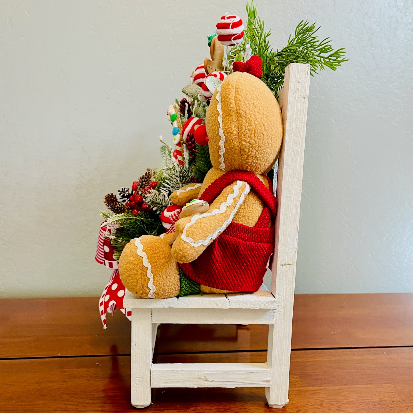 Gingerbread & Peppermint Christmas Centerpiece — Gingerbread Girl, Cookie House, Red-White Bow (Kitchen Table or Entry)